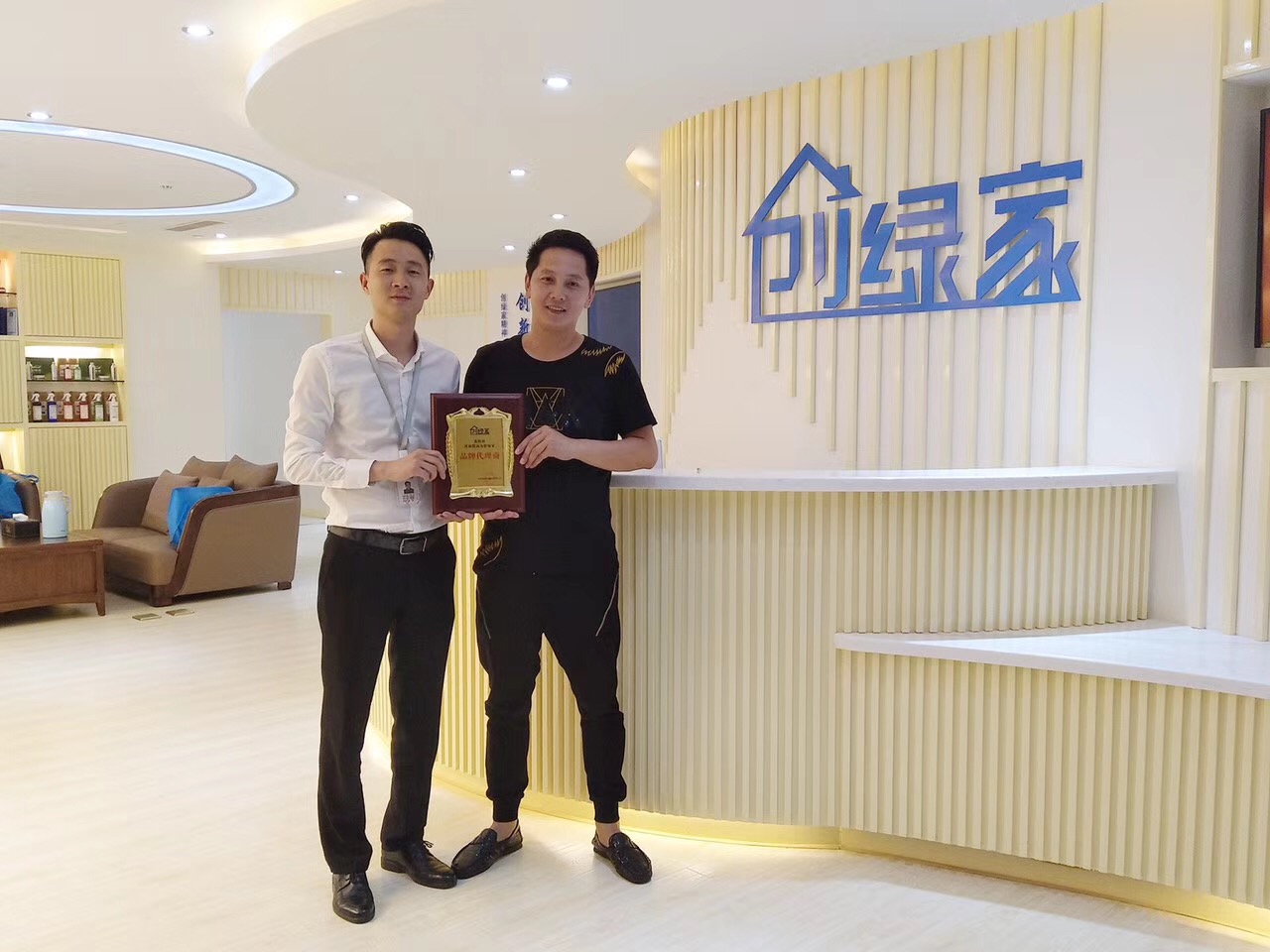 熱烈祝賀成都劉總簽約創(chuàng)綠家！