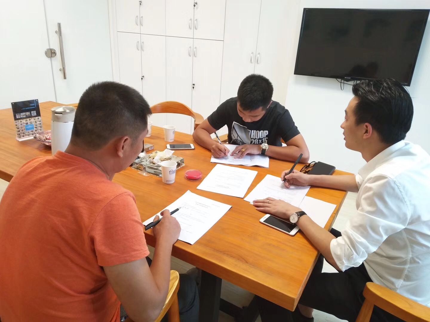 熱烈祝賀佛山高明陳總、李總、彭總簽約創(chuàng)綠家！