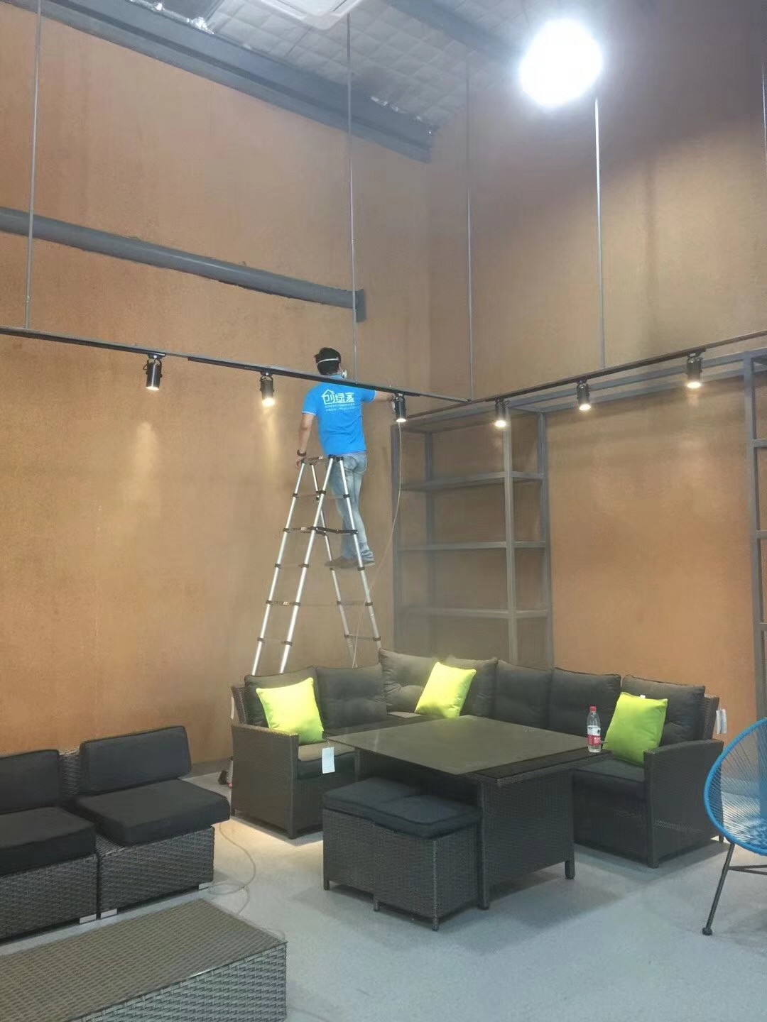 樂富設計園在一個loft創(chuàng)意產業(yè)園中，2760多方的一個大項目歷經創(chuàng)綠家兩組工程師兩天兩夜的治理，典型loft式的裝修異味大大降低。樂富設計園的治理源于創(chuàng)綠家曾經為泰普森旗下一家子公司甲醛治理，治理完畢效果非常好，所以泰普森集團二次選擇我們治理。創(chuàng)綠家，值得您信任！