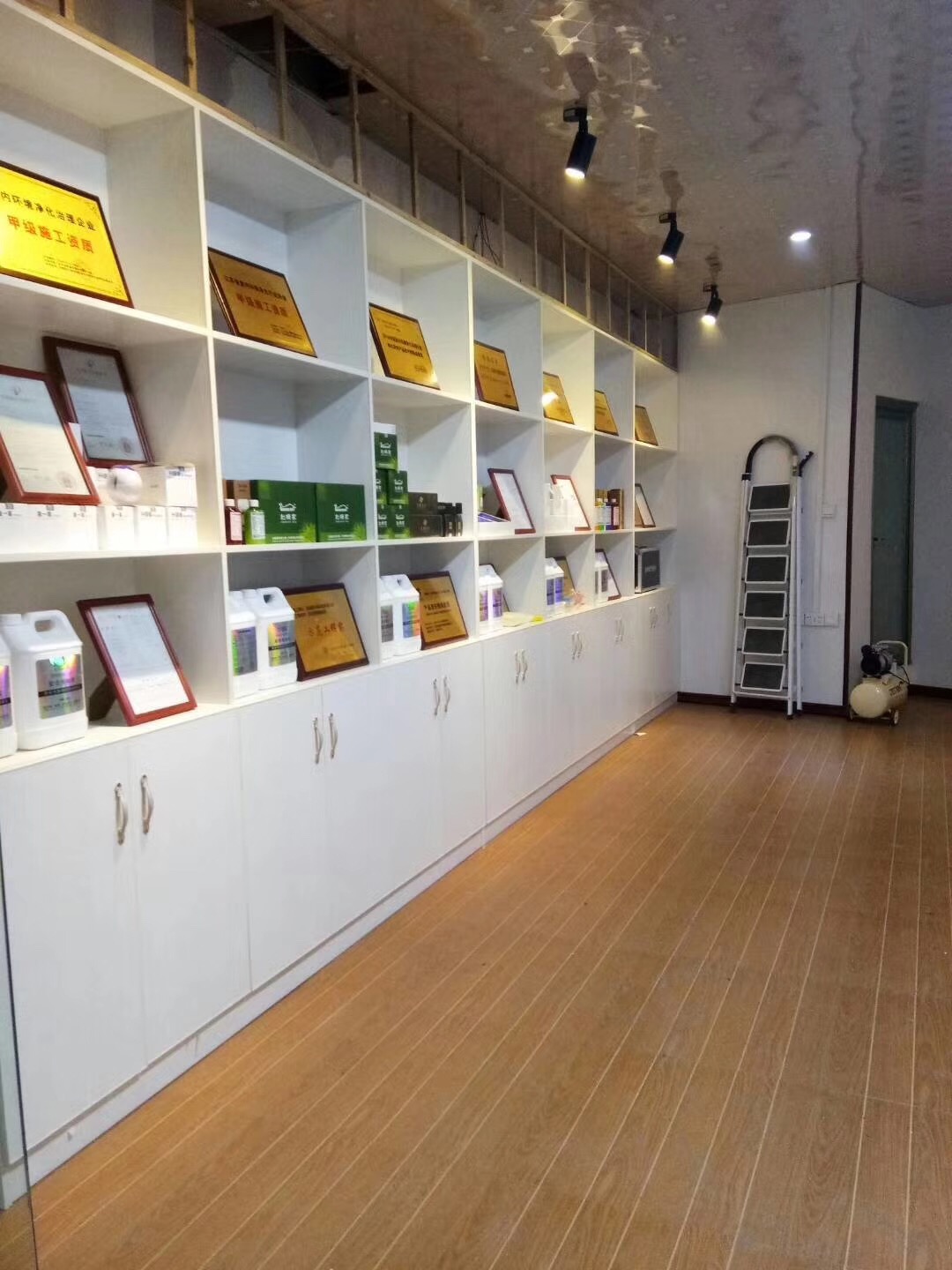 熱烈祝賀創(chuàng)綠家空氣治理惠水服務(wù)中心新落成！