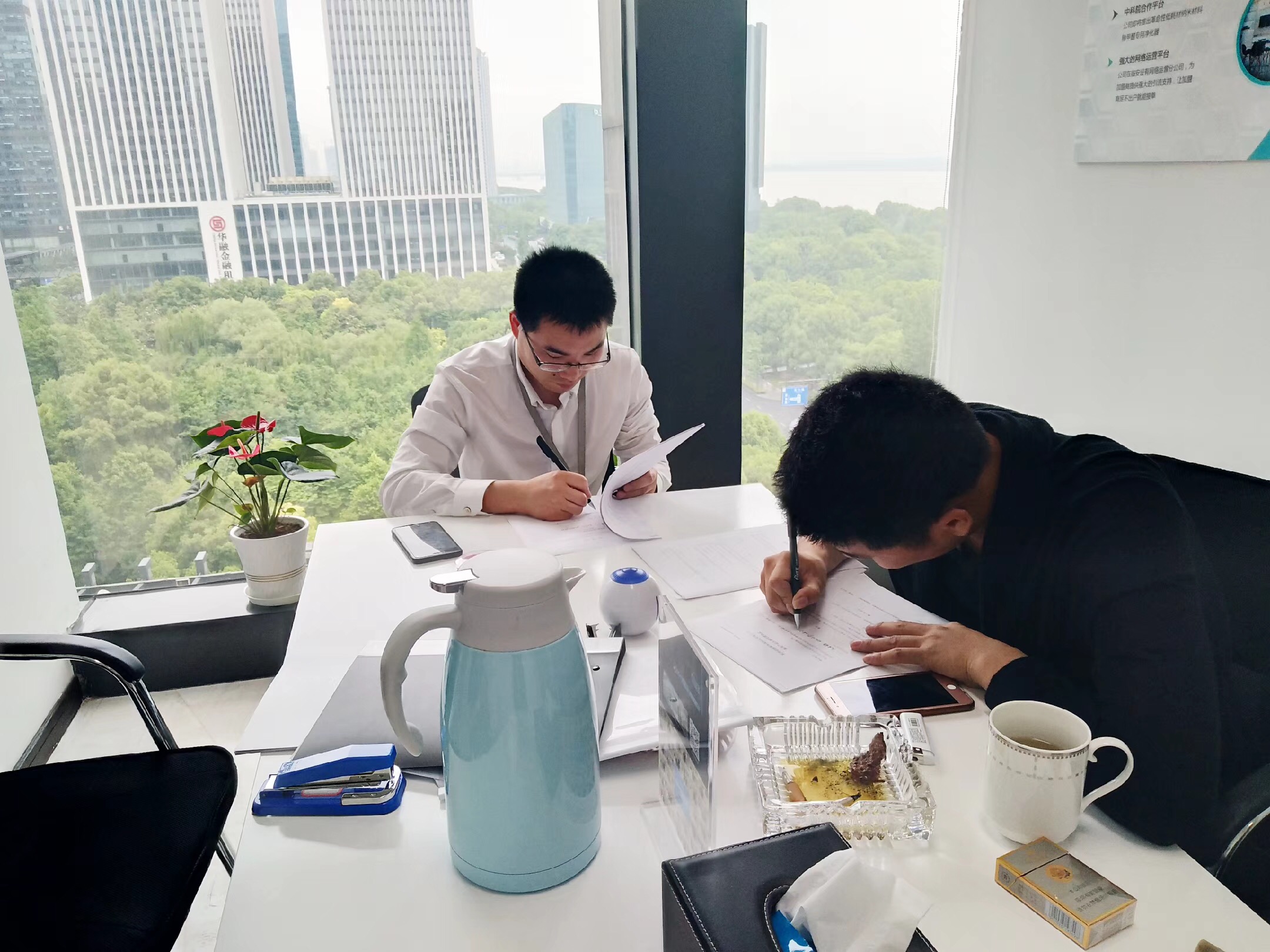 熱烈祝賀孫總、蘇總簽約創(chuàng)綠家桂林市區(qū)級(jí)代理！