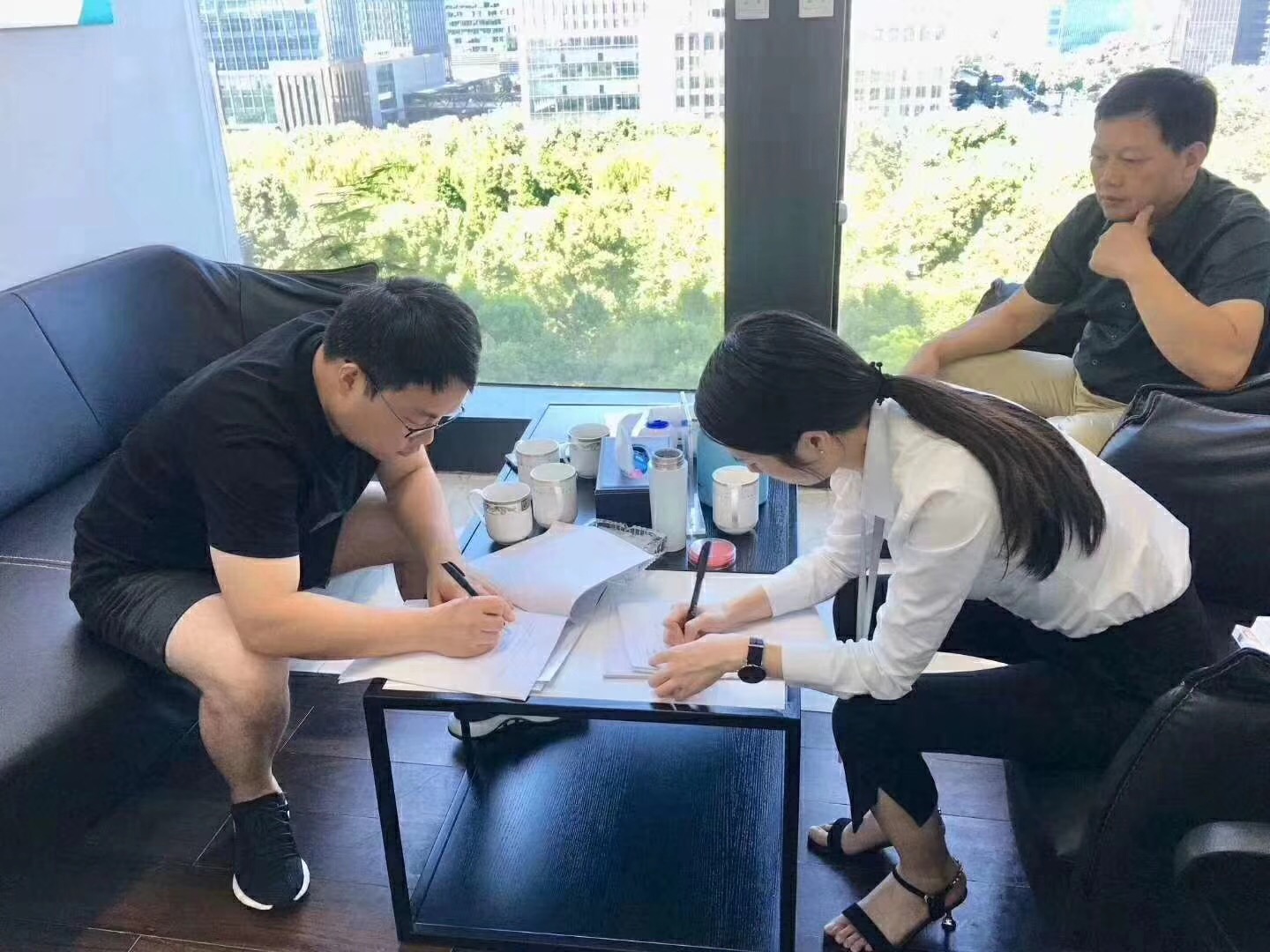 熱烈祝賀王總一家簽約創(chuàng)綠家江蘇省縣級市代理！