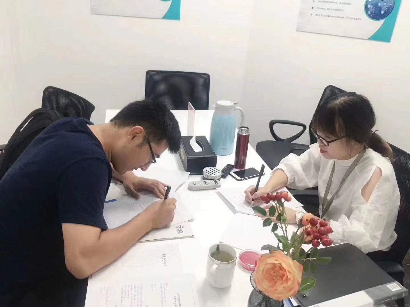 熱烈祝賀何總簽約創(chuàng)綠家塔城市縣級代理！